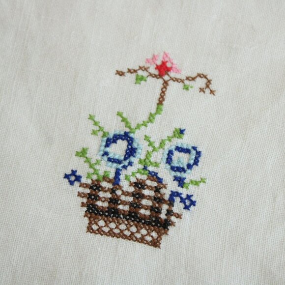 Vintage 1940s 1950s Napkin Embroidered Flower Basket Linen Doily or Table Topper - Picture 3 of 10
